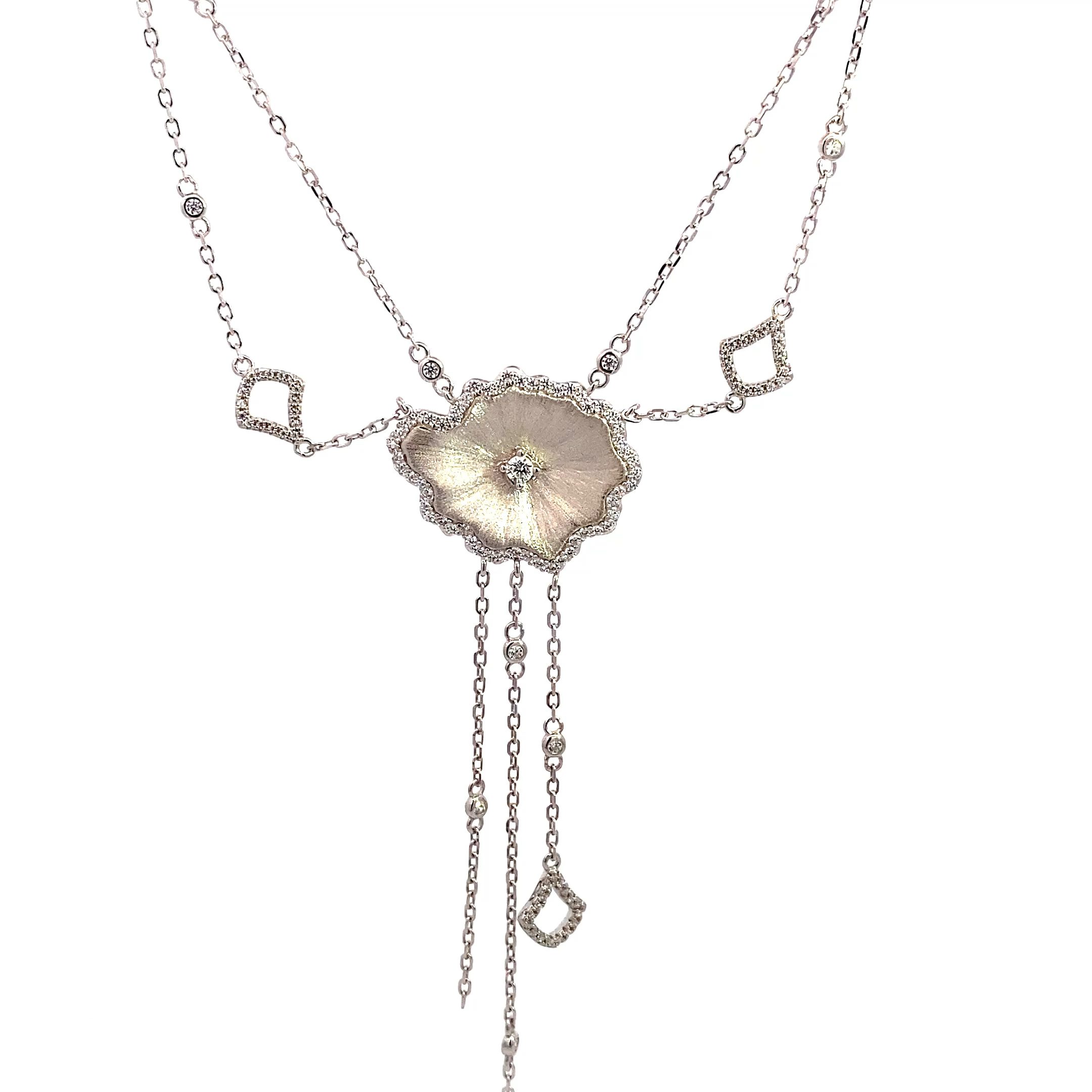 Doppelketten Collier Silber rhodiniert , mattiertes Blatt mit weißem Zirkonia im Zentrum von dem Ketten herabhängen 